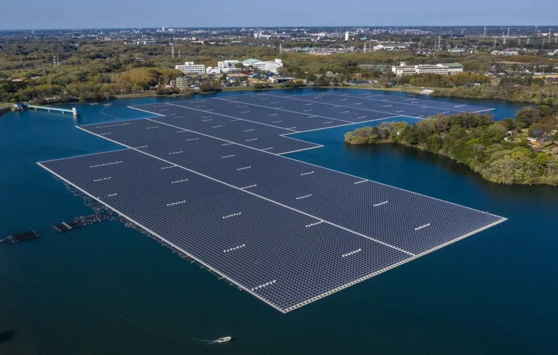 رغم ارتفاع تكلفتها.. الإمارات تبني محطة شمسية عائمة فوق مياه الخليج