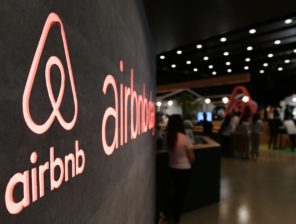 Airbnb تسرح ٢٥٪ من موظفيها