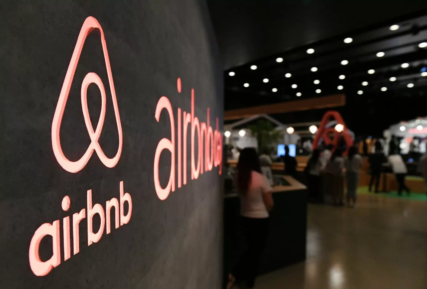Airbnb تسرح ٢٥٪ من موظفيها
