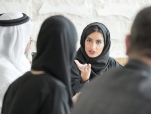 الإمارات تلزم الشركات بتعيين امرأة واحدة على الأقل في مجالس إدارتها