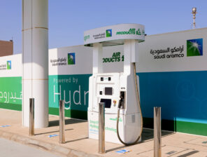 “أرامكو” تشارك في بناء محطة طاقة شمسية بمليار دولار في السعودية
