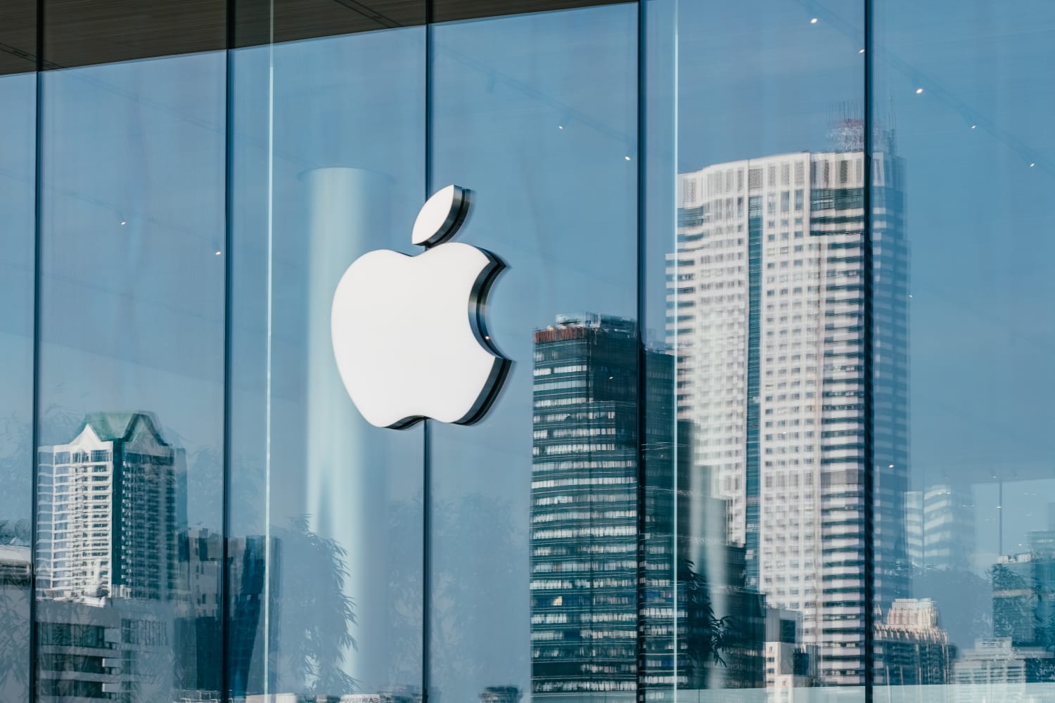 Apple أول شركة في العالم تتخطى قيمتها السوقية ٣ تريليونات دولار