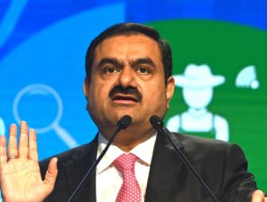 بعد خسارة ٥٠ مليار دولار.. مجموعة أداني تبحث اتخاذ إجراءات قانونية ضد “هيندينبيرج”