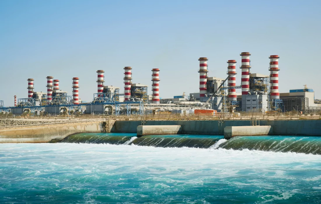 اتفاقية بين شركة مياه وكهرباء الإمارات وطاقة وإنجي الفرنسية لتطوير مشروع تحلية مياه