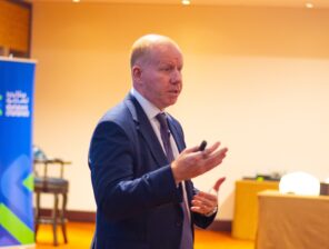 “ستاندرد تشارترد” للمستثمرين: لا تضطروا إلى البيع بسبب احتياجات عاطفية أو مالية خلال ٢٠٢٤