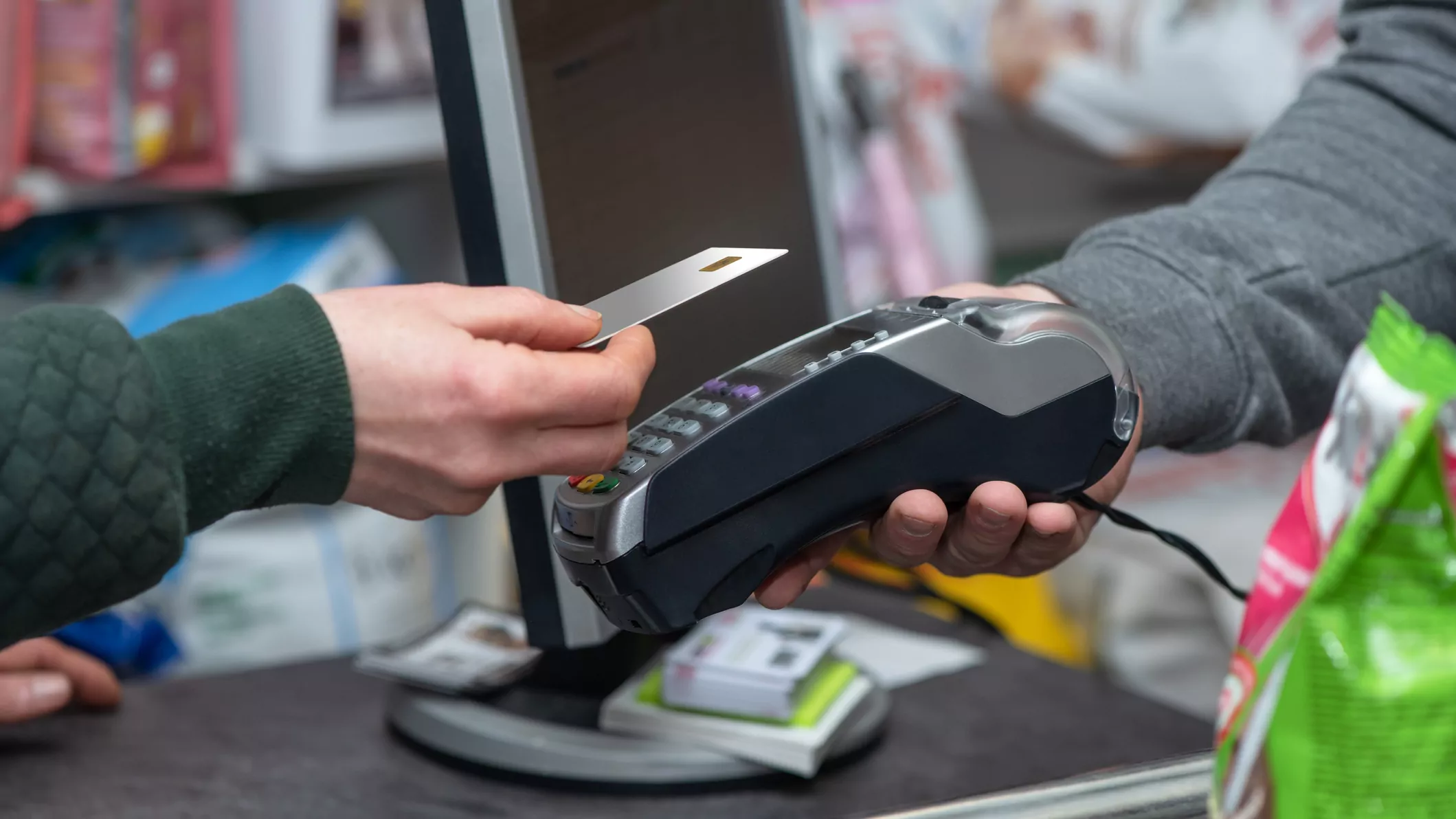 البنك المركزي يُحذر من عقوبات في حالة عدم اتباع تعليمات استخدام البطاقات الائتمانية بالخارج