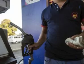 مجلس الوزراء: رفع الدعم عن المواد البترولية والكهرباء من أجل إتمام الإصلاحات الاقتصادية