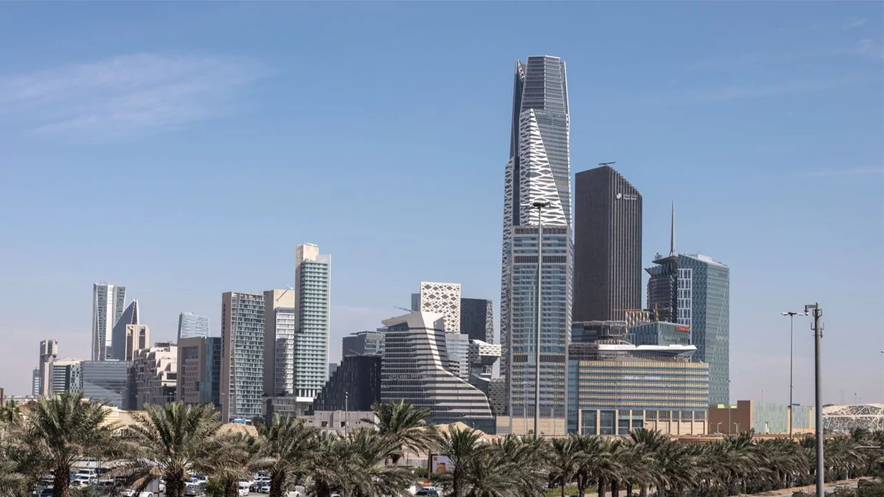 خلال 3 شهور.. 127 شركة عالمية تنقل مقارها الإقليمية إلى السعودية
