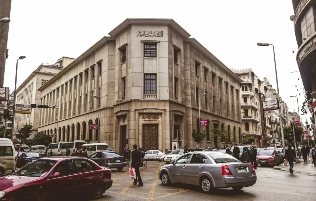 البنك المركزي يوجه البنوك بتسهيل فتح حسابات للعملاء الأجانب غير المقيمين في مصر