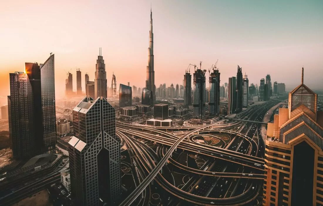 الإمارات تُعدل قانون تنظيم علاقات العمل.. وغرامات واسعة على المخالفين