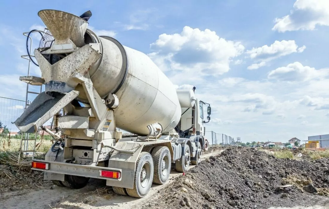 لتلافي أزمة.. شركات مقاولات مصرية تطالب بزيادة عدد شاحنات نقل الأسمنت