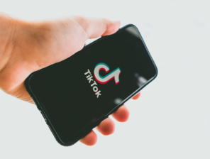 “تيك توك” يعود للعمل في الولايات المتحدة.. و”ترامب” يقترح مُشاركة أمريكية