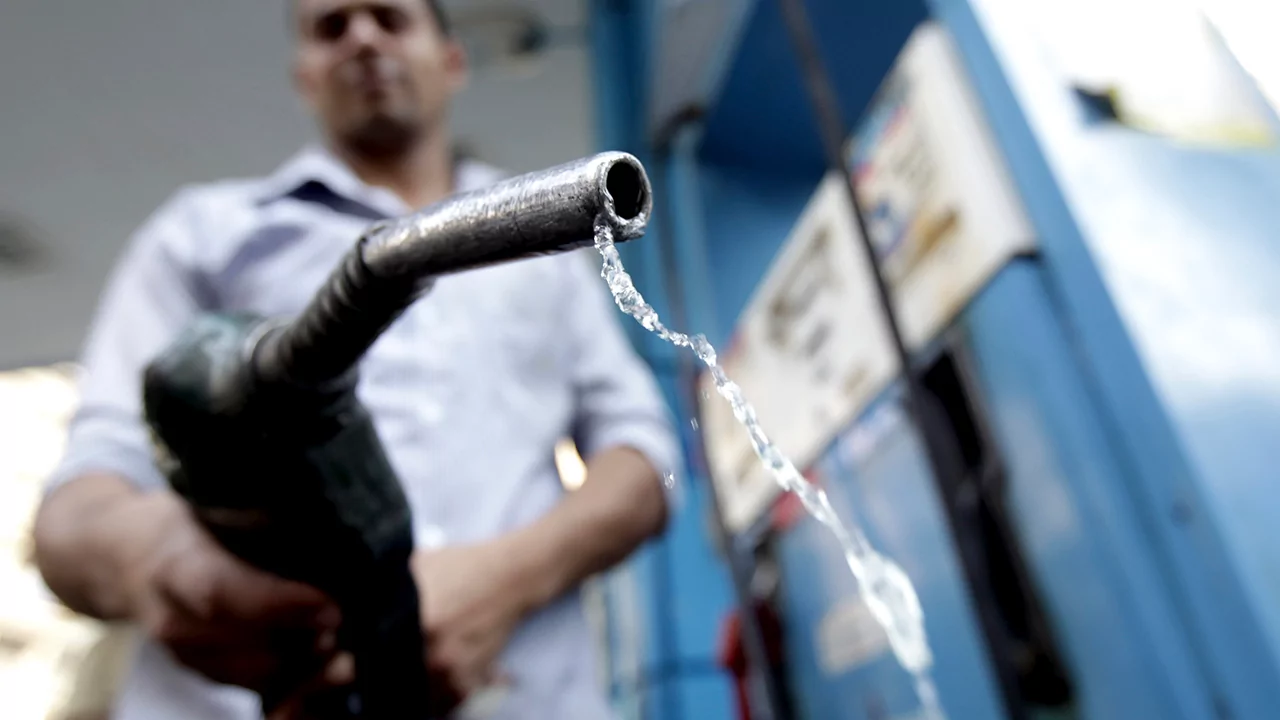 زيادة أسعار البنزين والسولار في مصر بنسبة 17%