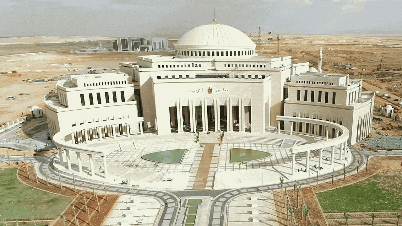 بين الترحيب والتحفظ.. هل يحقق قانون العمل الجديد العدالة للعمال وأصحاب العمل؟