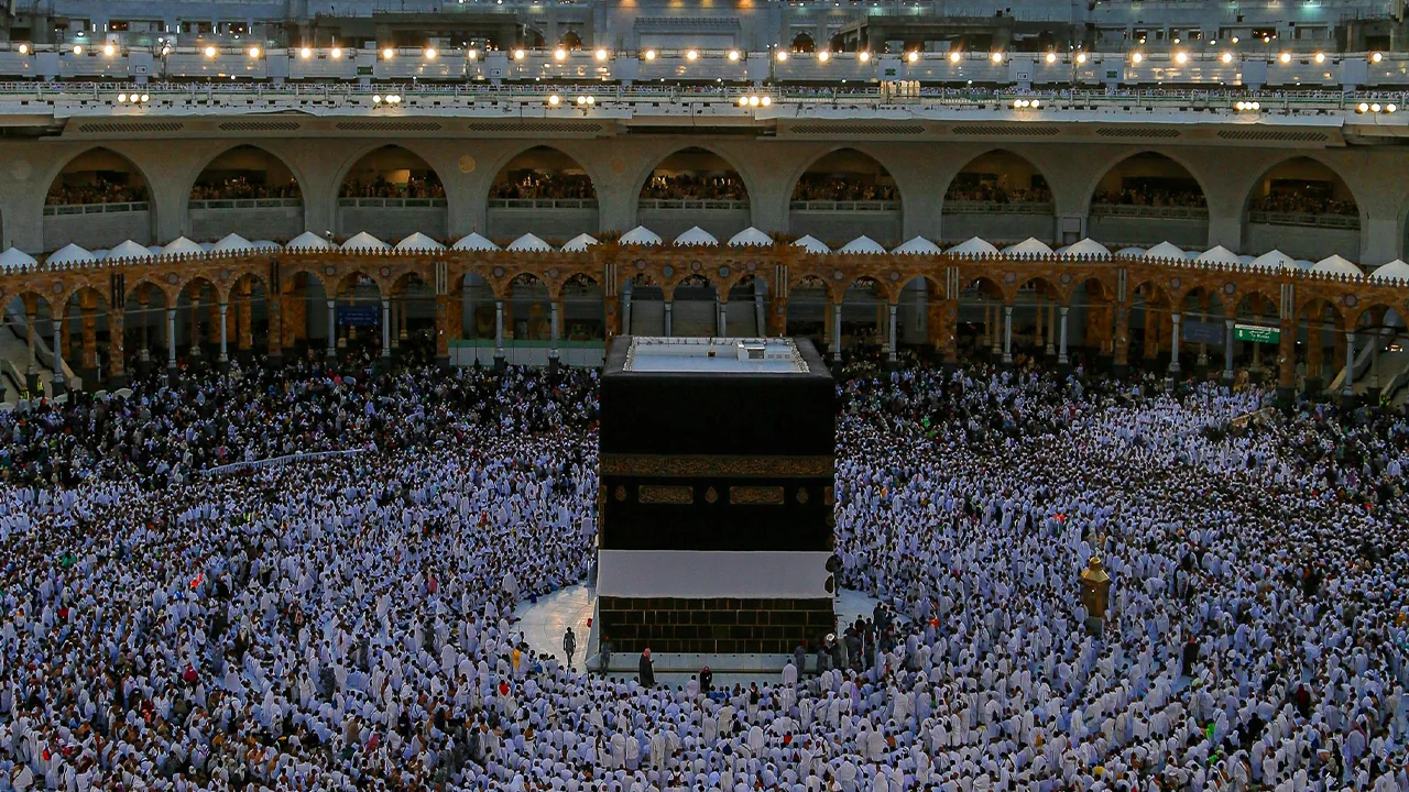 الحج في عصر الذكاء الاصطناعي: تقنيات مُبتكرة تؤمن سلامة الحجاج وتحد من الأزمات