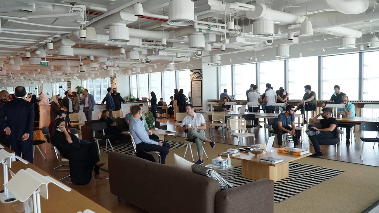 شركات Hub71 في أبوظبي تجمع 2.45 مليار دولار وتحقق 1.36 مليار دولار إيرادات