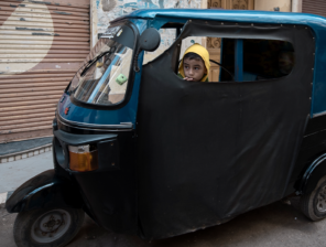 محافظة الجيزة تطلق خطة لاستبدال التوك توك بسيارات حديثة 