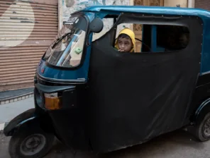 محافظة الجيزة تطلق خطة لاستبدال التوك توك بسيارات حديثة 