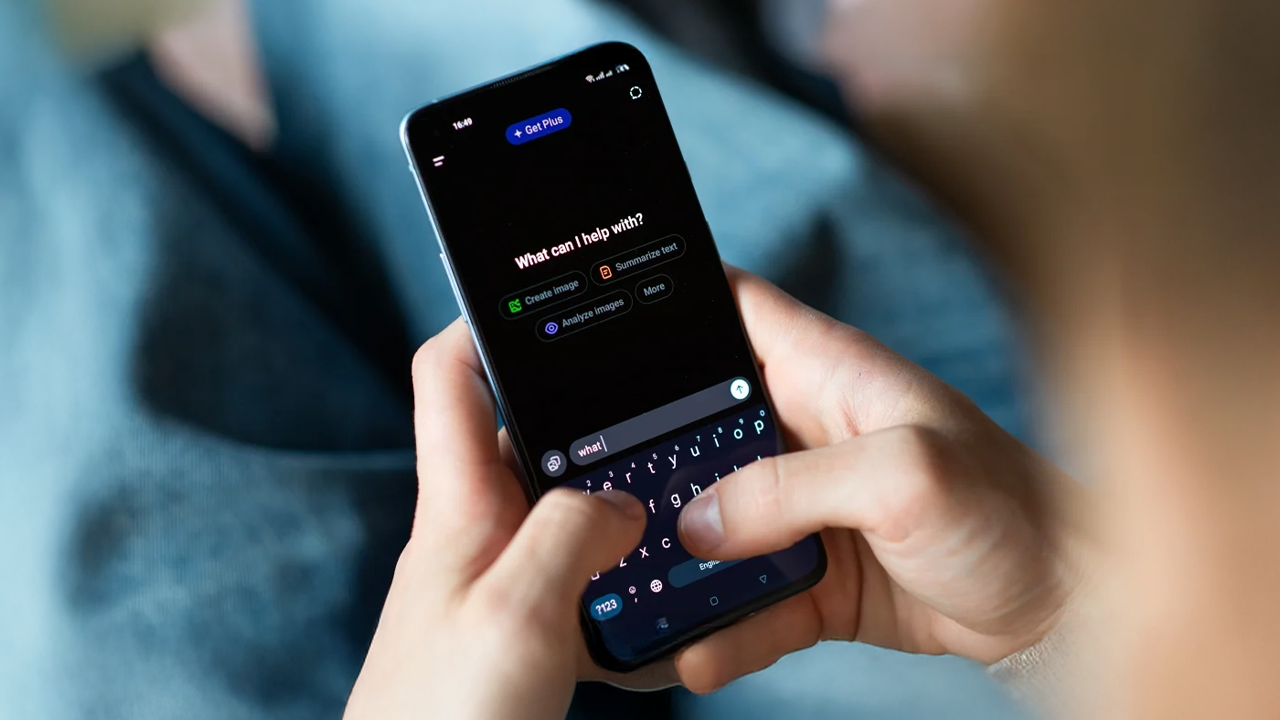 تحديث جديد لـ ChatGPT يجعل محادثاته أكثر ودية وقريبة من الإنسان