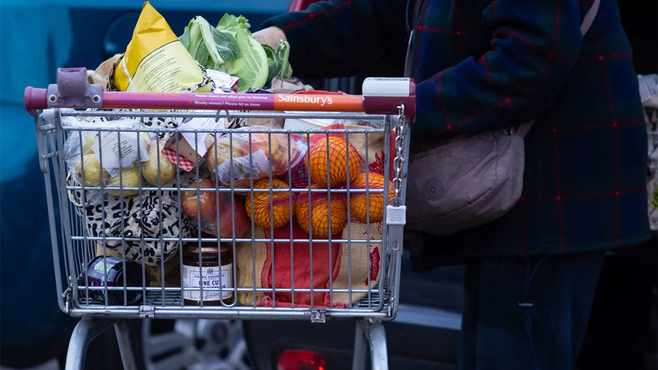 السيادي القطري يُخطط لبيع حصة بقيمة 360 مليون دولار في متاجر Sainsbury البريطانية