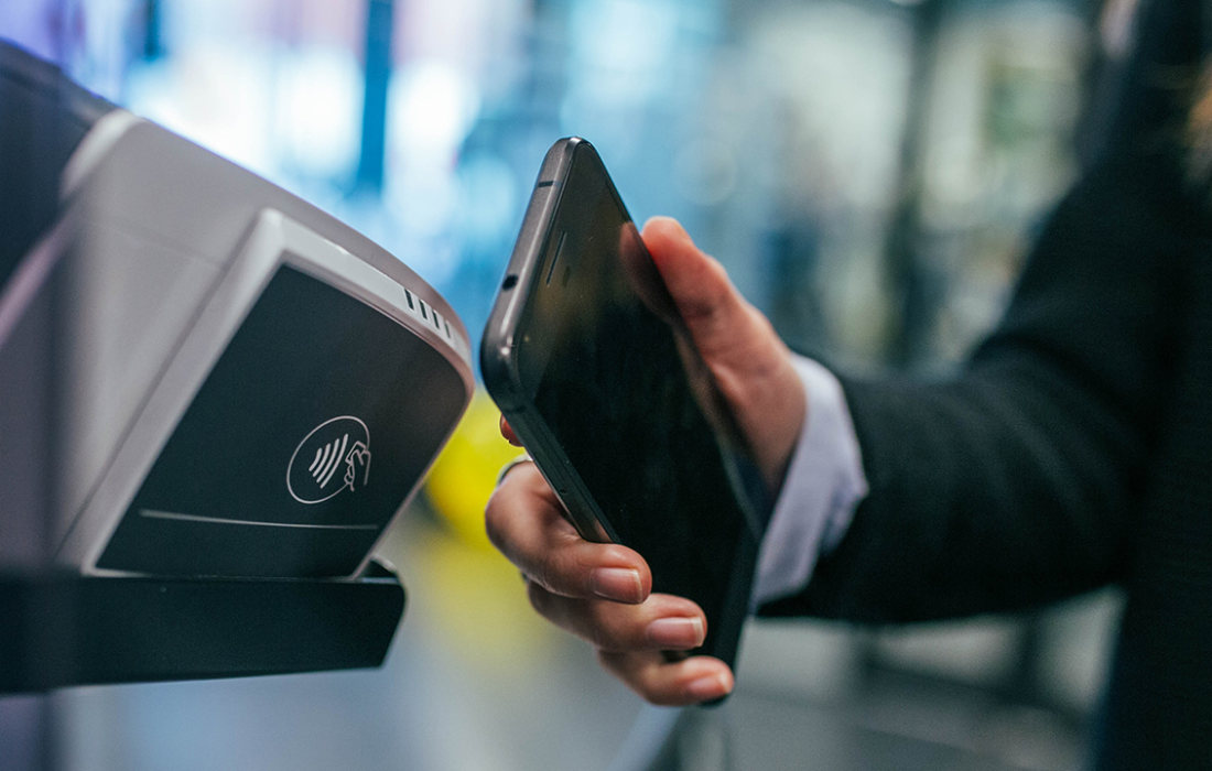 البنك المركزي المصري يطلق خدمة المدفوعات اللاتلامسية عبر الأجهزة الذكية