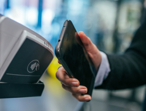 البنك المركزي المصري يطلق خدمة المدفوعات اللاتلامسية عبر الأجهزة الذكية