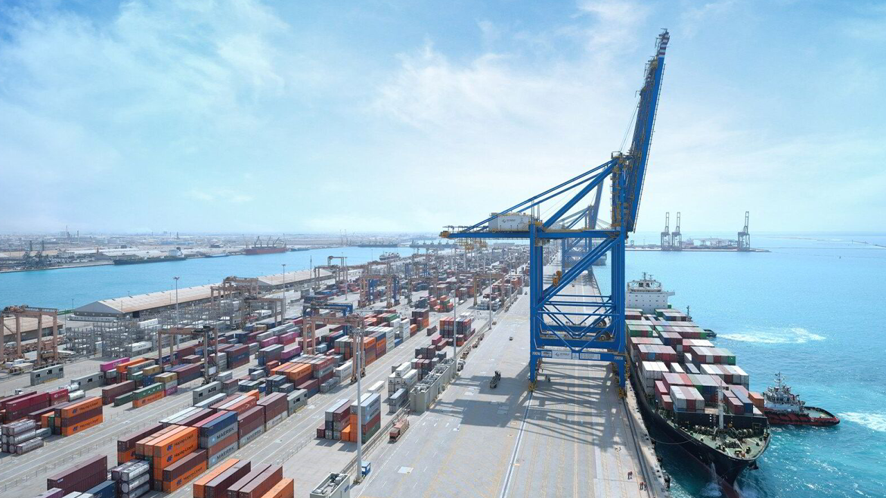 “موانئ دبي العالمية” تعلن عن بيع 37.5% من محطة حاويات في ميناء جدة لـ “ميرسك”