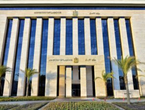 مصر تطلق تجربة تطبيق إلكتروني لحجز مواعيد توثيق عقود العمل بالخارج