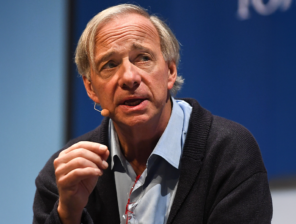 “راي داليو” يحذر: العالم على حافة “حرب رؤوس أموال”