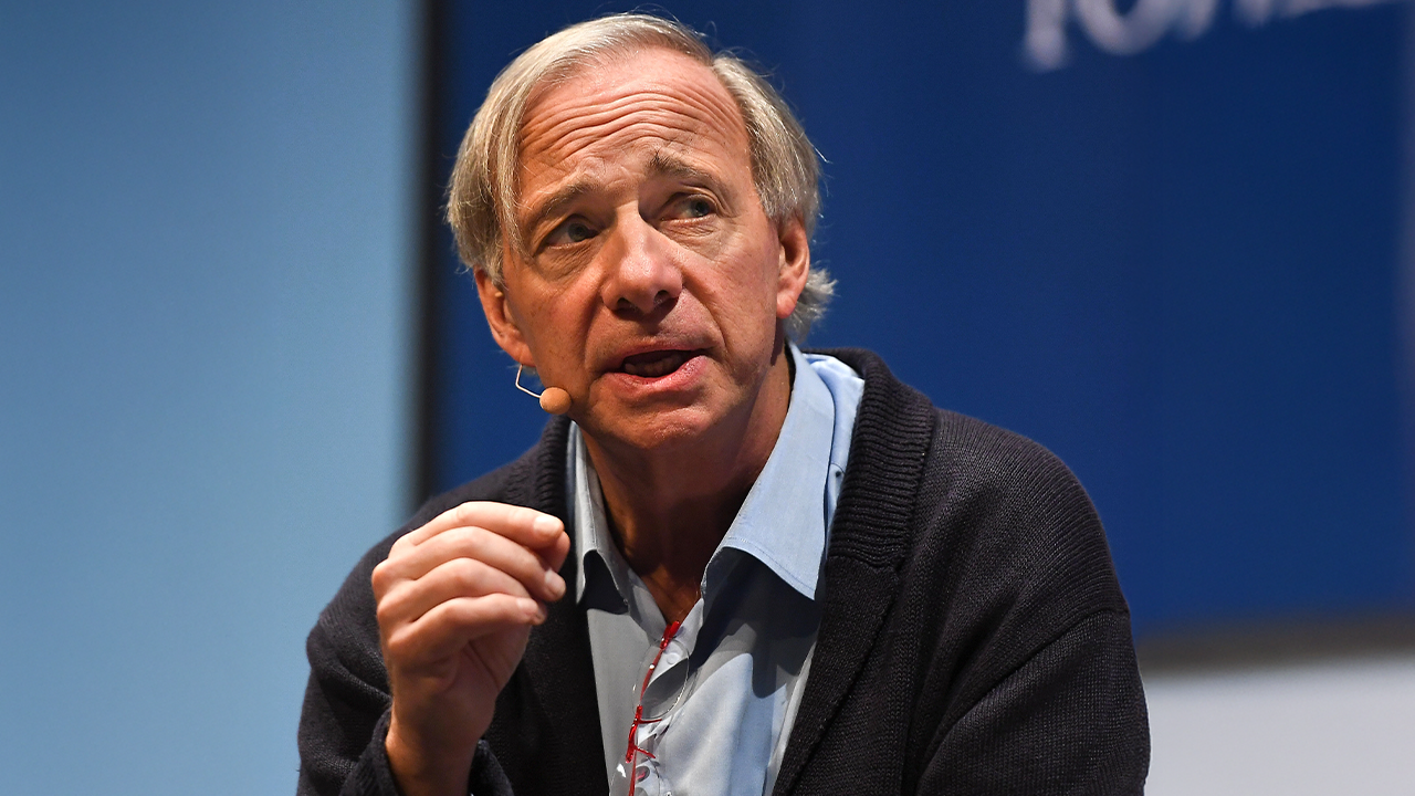 “راي داليو” يحذر: العالم على حافة “حرب رؤوس أموال”