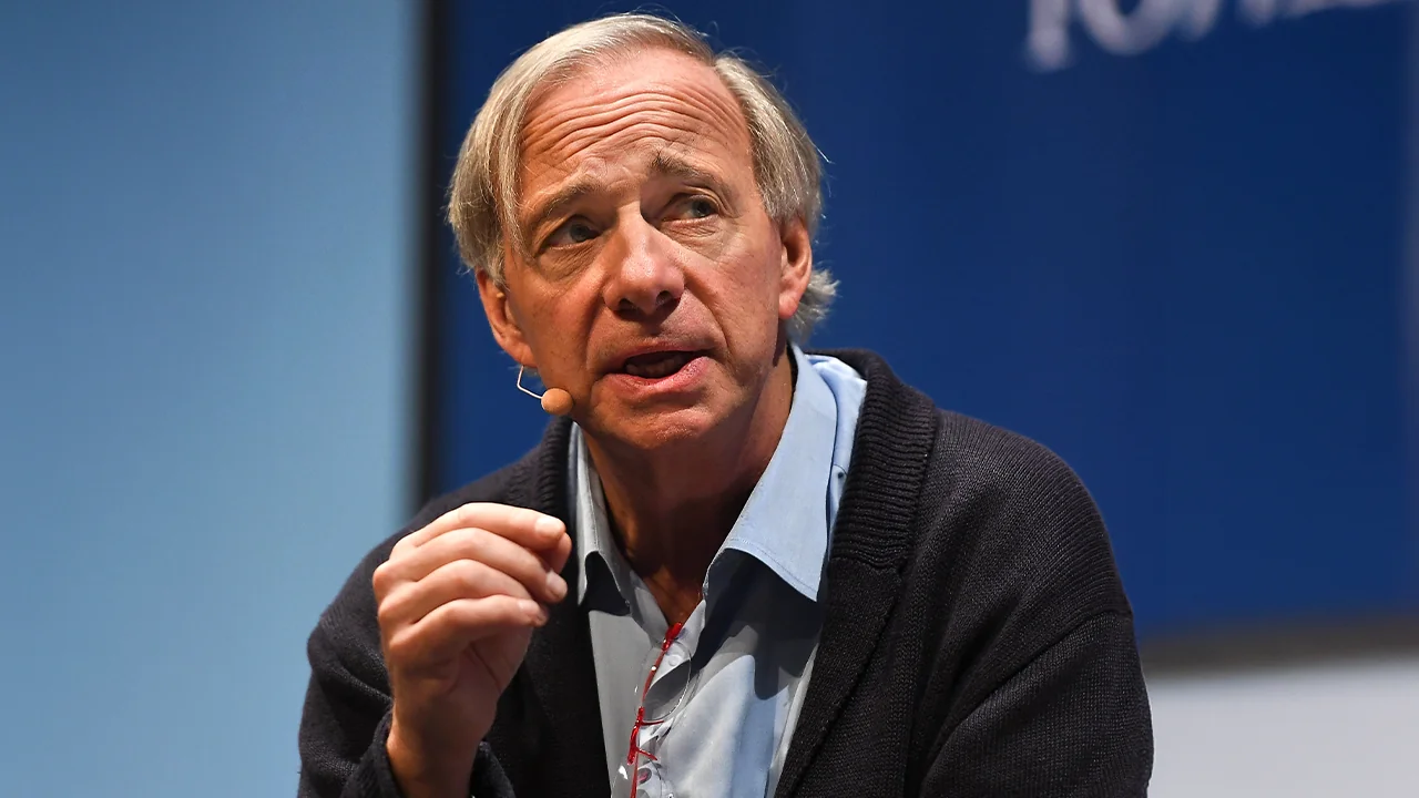 “راي داليو” يحذر: العالم على حافة “حرب رؤوس أموال”