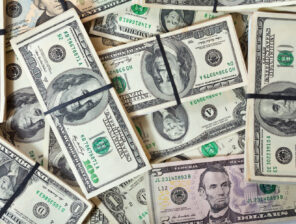 الدولار يتجاوز مستوى 48 جنيهًا لأول مرة منذ أشهر