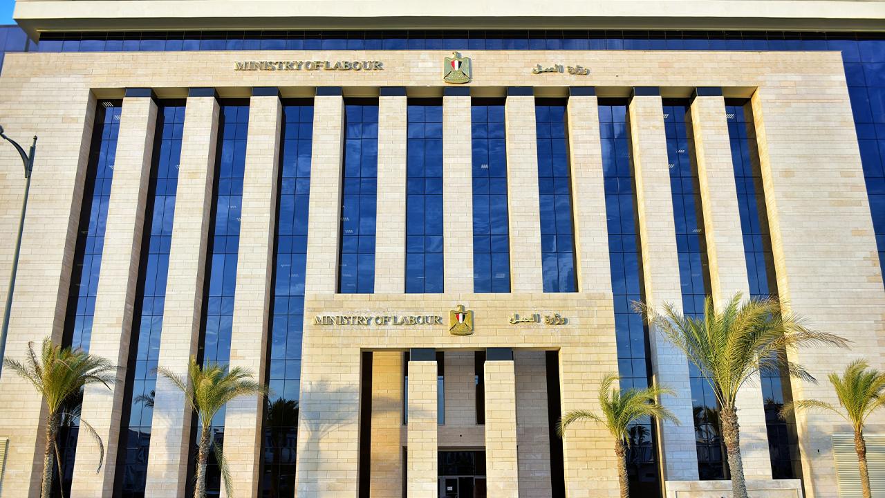 مصر تطلق تجربة تطبيق إلكتروني لحجز مواعيد توثيق عقود العمل بالخارج