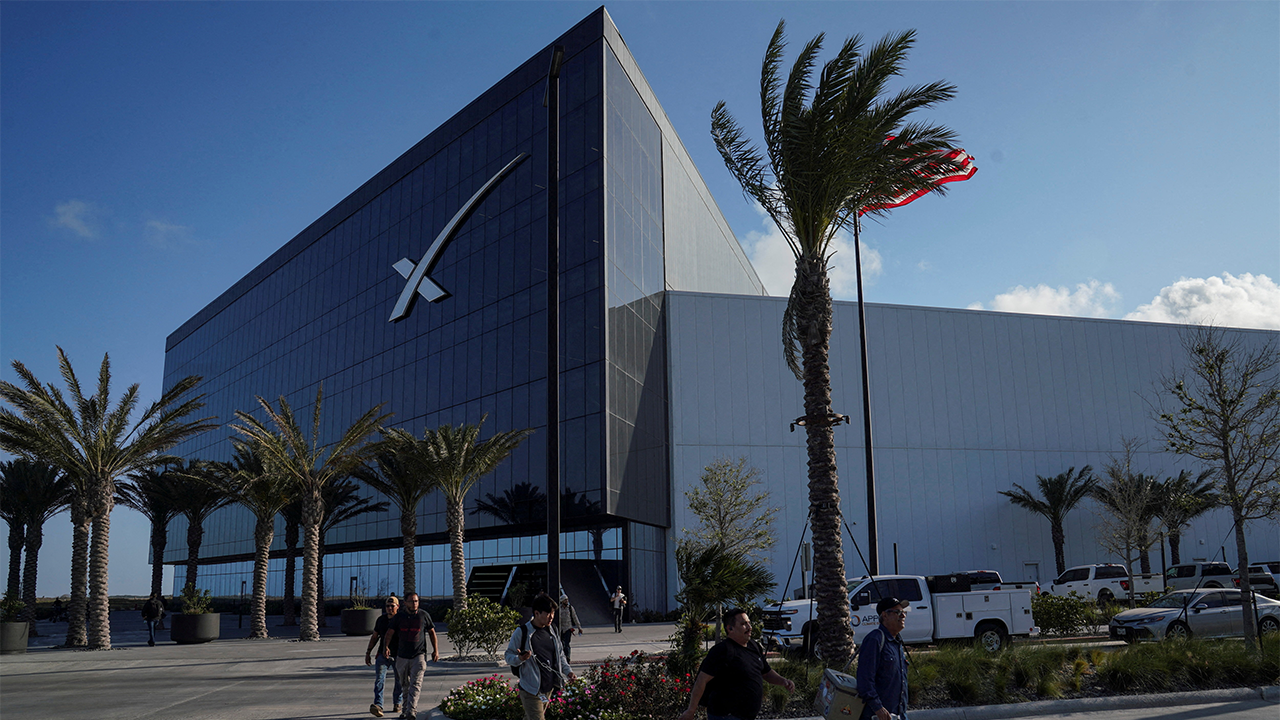 PIF يدرس استثمار 5 مليارات دولار في اكتتاب SpaceX التاريخي