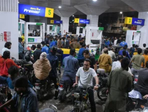 باكستان تخفّض أسعار البنزين ورواتب الوزراء لحماية المواطنين من التحديات العالمية