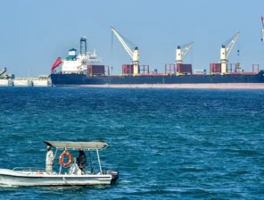 السعودية وأزمة انخفاض صادرات النفط إلى النصف