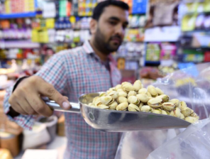 فستق الحرب… كيف فجّرت أزمة إيران أسعار “الذهب الأخضر” عالميًا إلى أعلى مستوياتها؟