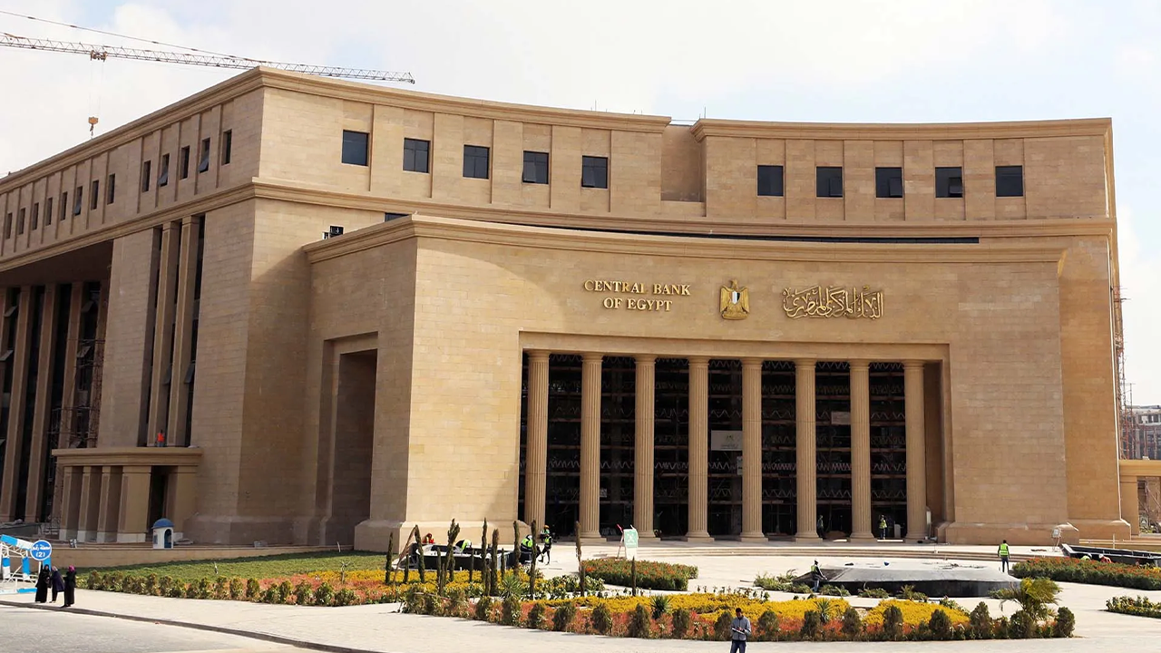 المركزي المصري يشدد قواعد الإقراض ويمنع تمويل رؤوس الأموال وتوزيعات الأرباح