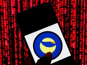 Cryptocurrency $LUNA crashes as UST keeps falling