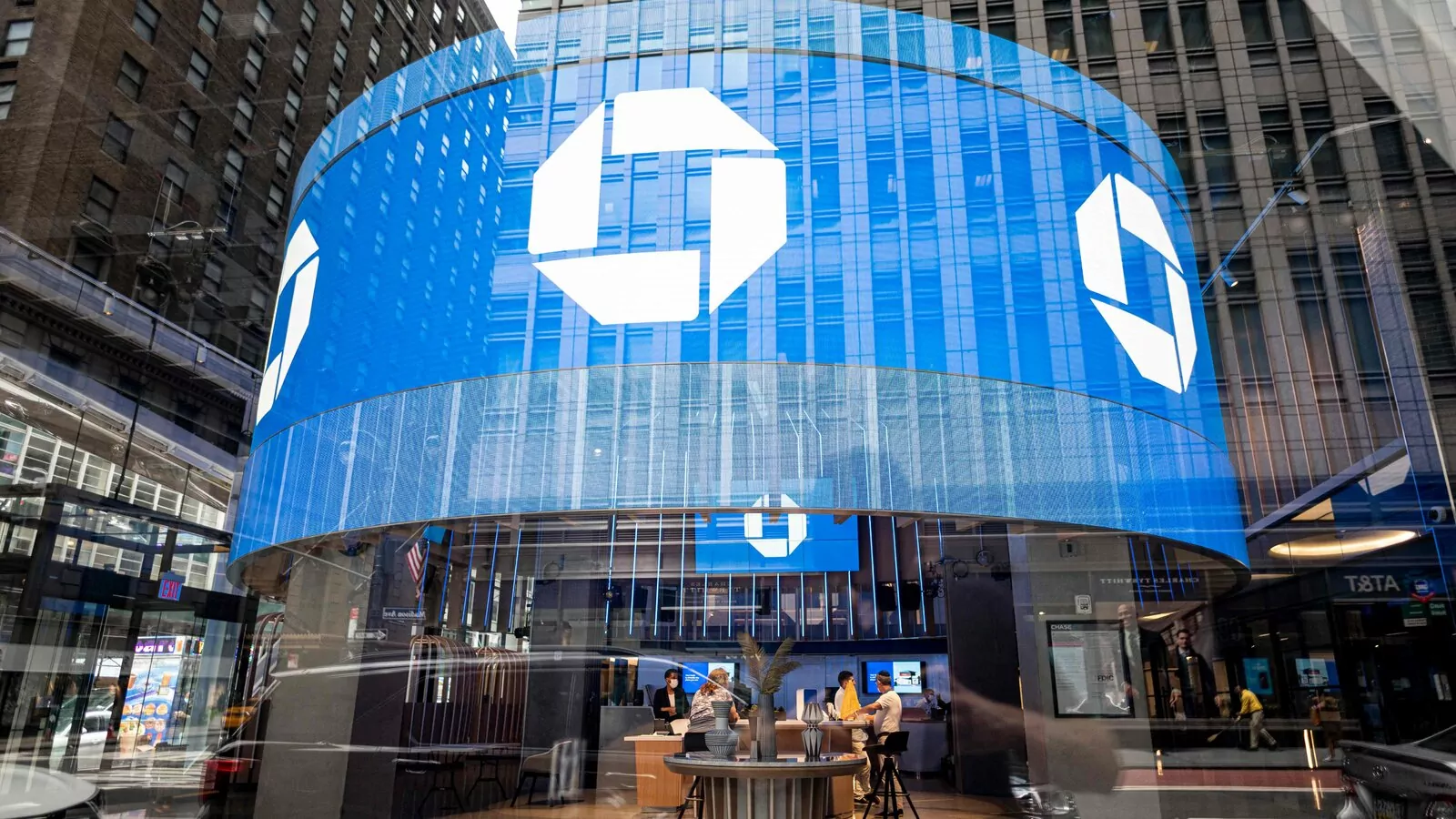 JPMorgan executes first trade on public blockchain using DeFi