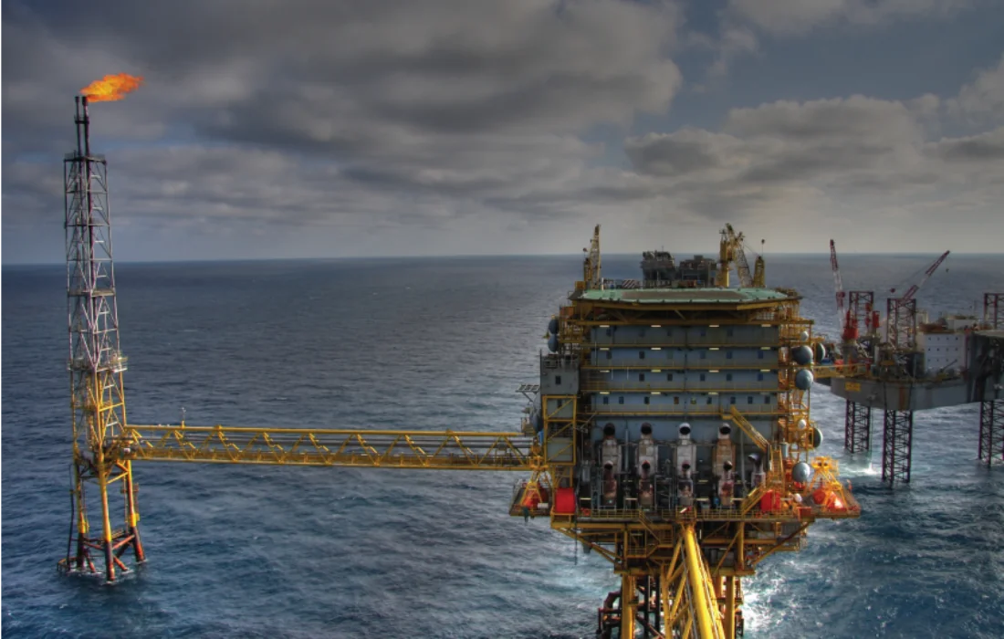 Oil Nears USD 80 in 6-Month High Amid Strait of Hormuz Closure Fears
