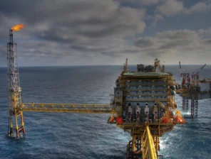 Oil Nears USD 80 in 6-Month High Amid Strait of Hormuz Closure Fears