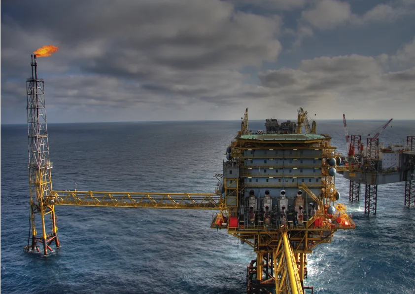 Oil Nears USD 80 in 6-Month High Amid Strait of Hormuz Closure Fears