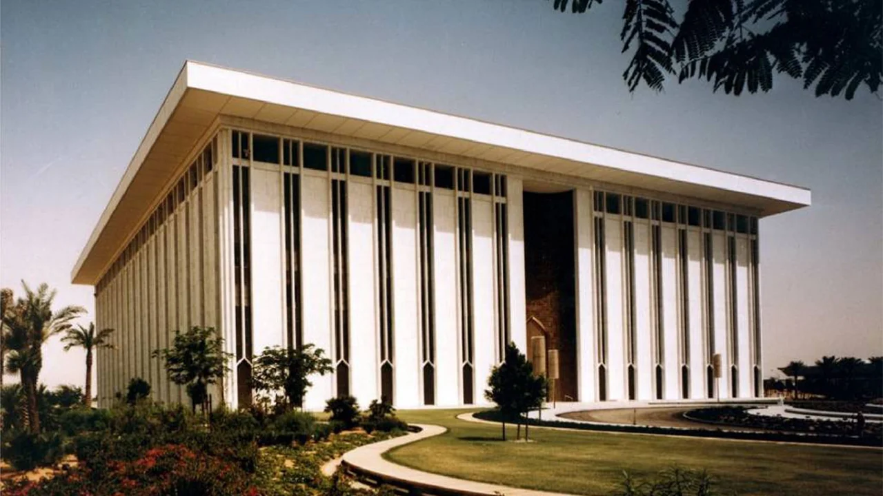 Saudi Central Bank Allows Opening Bank Accounts with Visitor ID