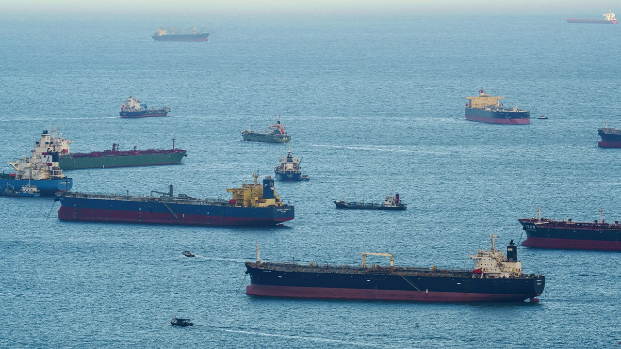 Oil Surges Above USD 110 as US Weighs Iran Proposal