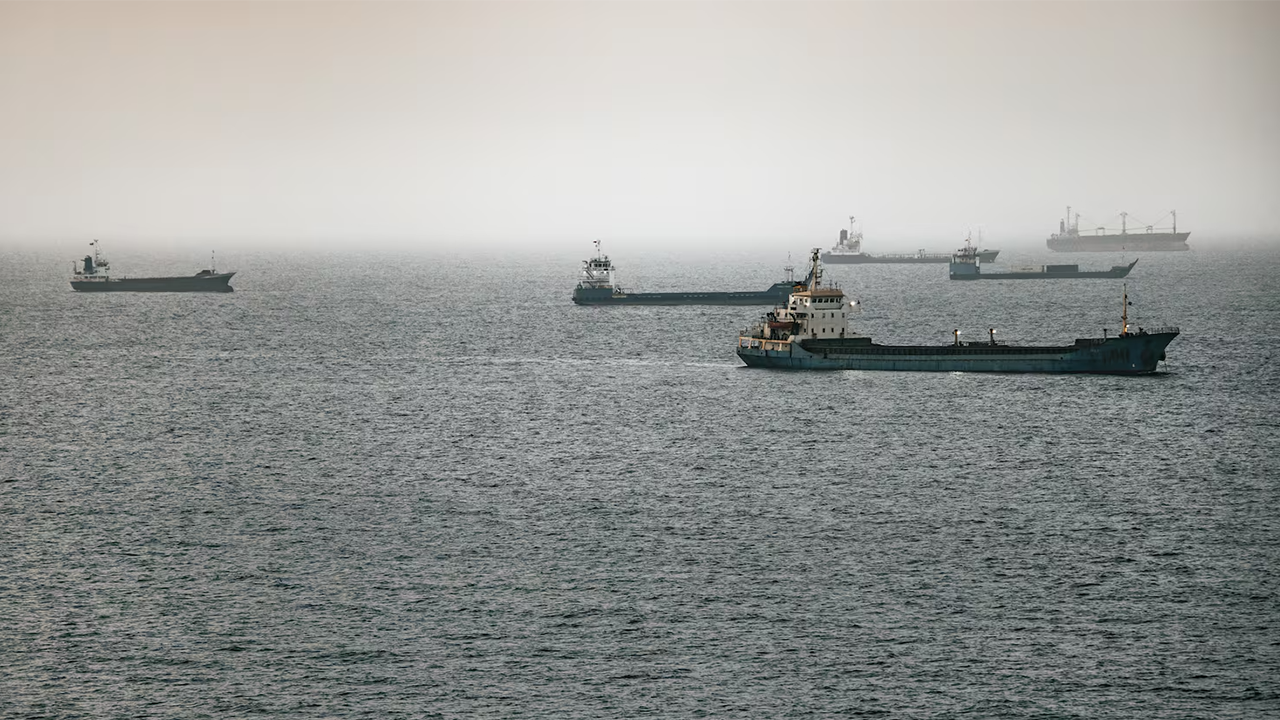 Oil Falls Below Pre-Conflict Levels Amid Recovery in Gulf Shipments